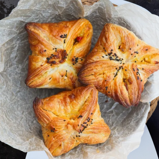 Chili Paneer Puff (2 pcs)